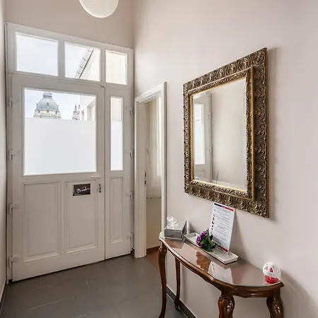 Elegant Near Parliament And The Danube 부다페스트